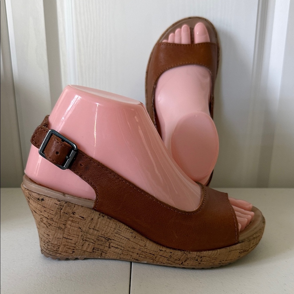 CROCS A Leigh Leather Tan 2-1/2” Cork Wedge Heel Sandals (sz 6) - Picture 2 of 6